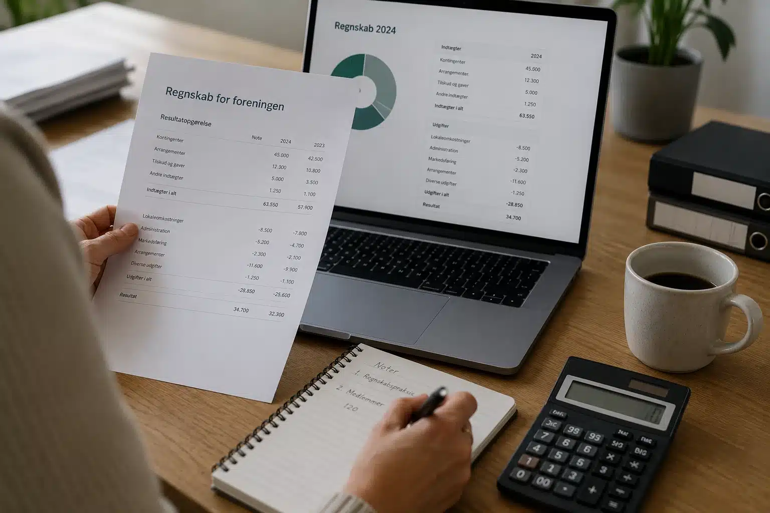 Person arbejder med regnskab for en forening ved computer