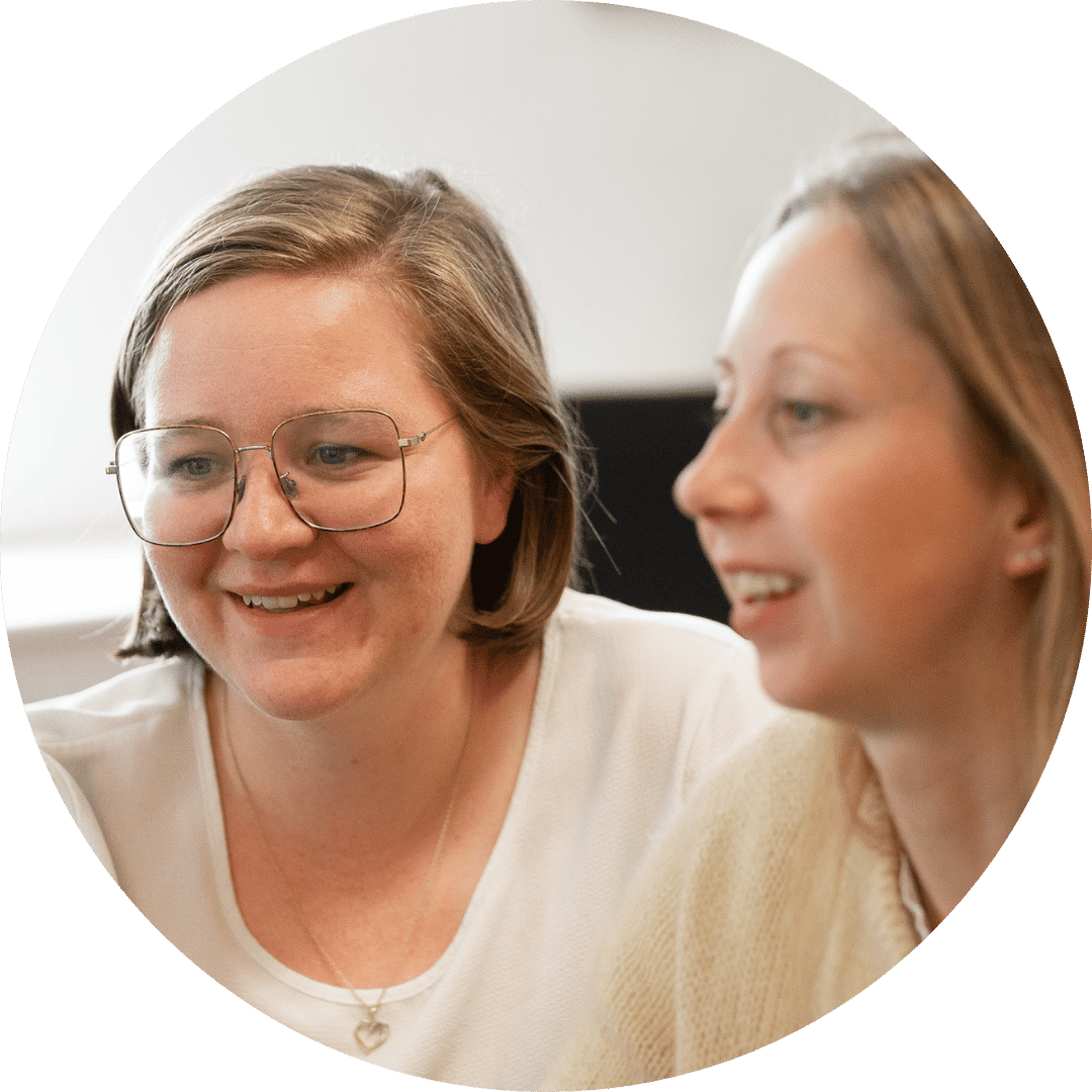 Unioo-teamet arbejder sammen om at finde løsninger på komplekse udfordringer i foreningers digitale arbejdsgange, med kreativitet og fokus på brugervenlighed.