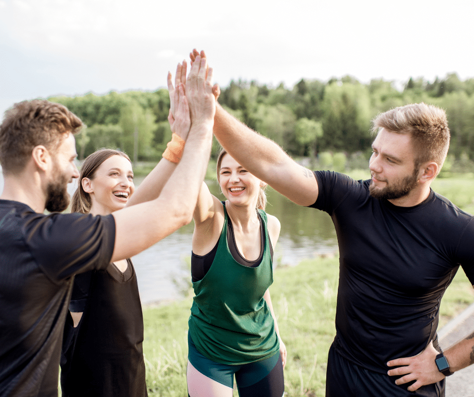 Frivillige i en forening arbejder sammen og oplever glæde ved fællesskabet.