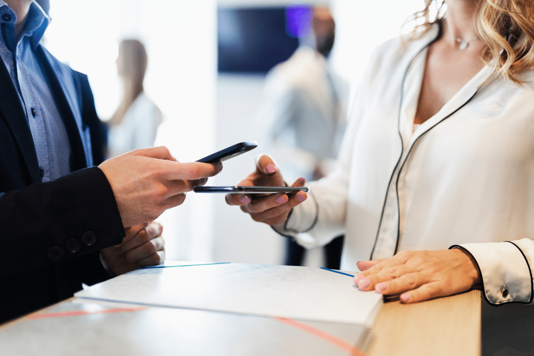 Medlemmer i en forening engagerer sig på sociale medier via telefoner og laptops.