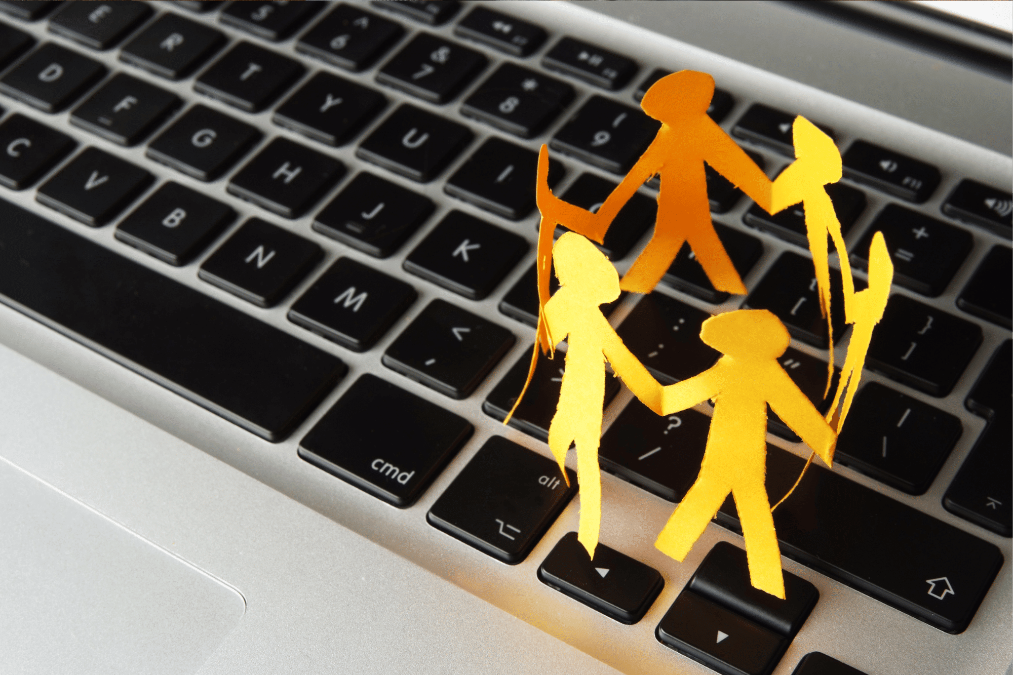 Frivillige i en forening diskuterer valg af trygge og bæredygtige sociale medier.