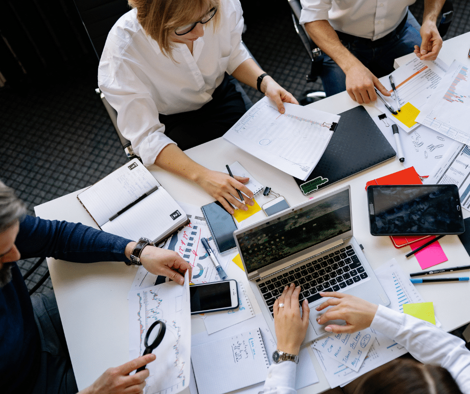 Bestyrelsesmedlemmer samarbejder om opgaver i en frivillig forening.