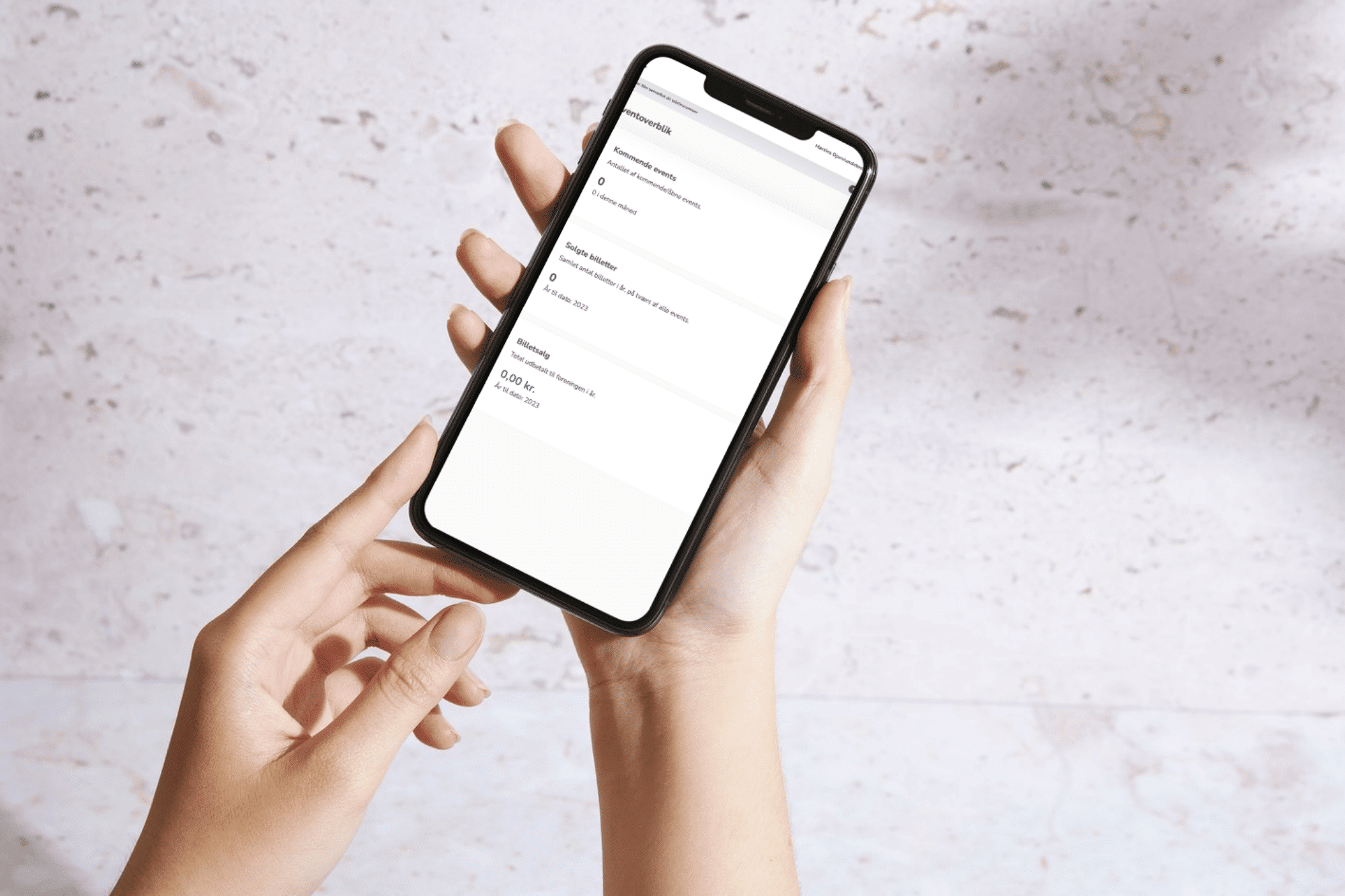 Frivillig scanner digitale billetter til et foreningsarrangement.