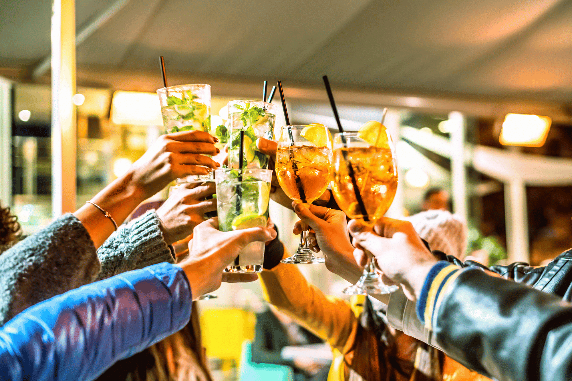 Frivillige i en forening skåler med både alkohol og alkoholfri drikke. Titel: Inkluderende alkoholkultur i foreningen