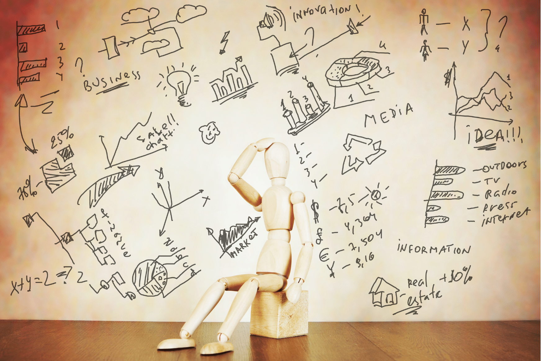 Træfigur foran væg med mange idéer – symbol på en forening, der prøver at balancere traditioner, fornyelse og nye tanker.