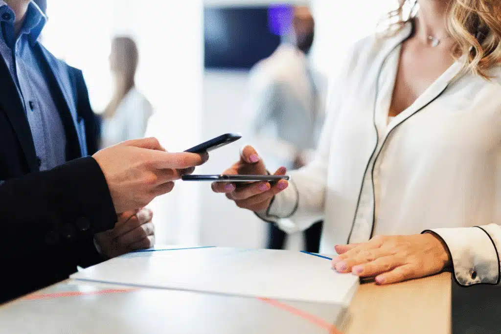 Medlemmer i en forening engagerer sig på sociale medier via telefoner og laptops.